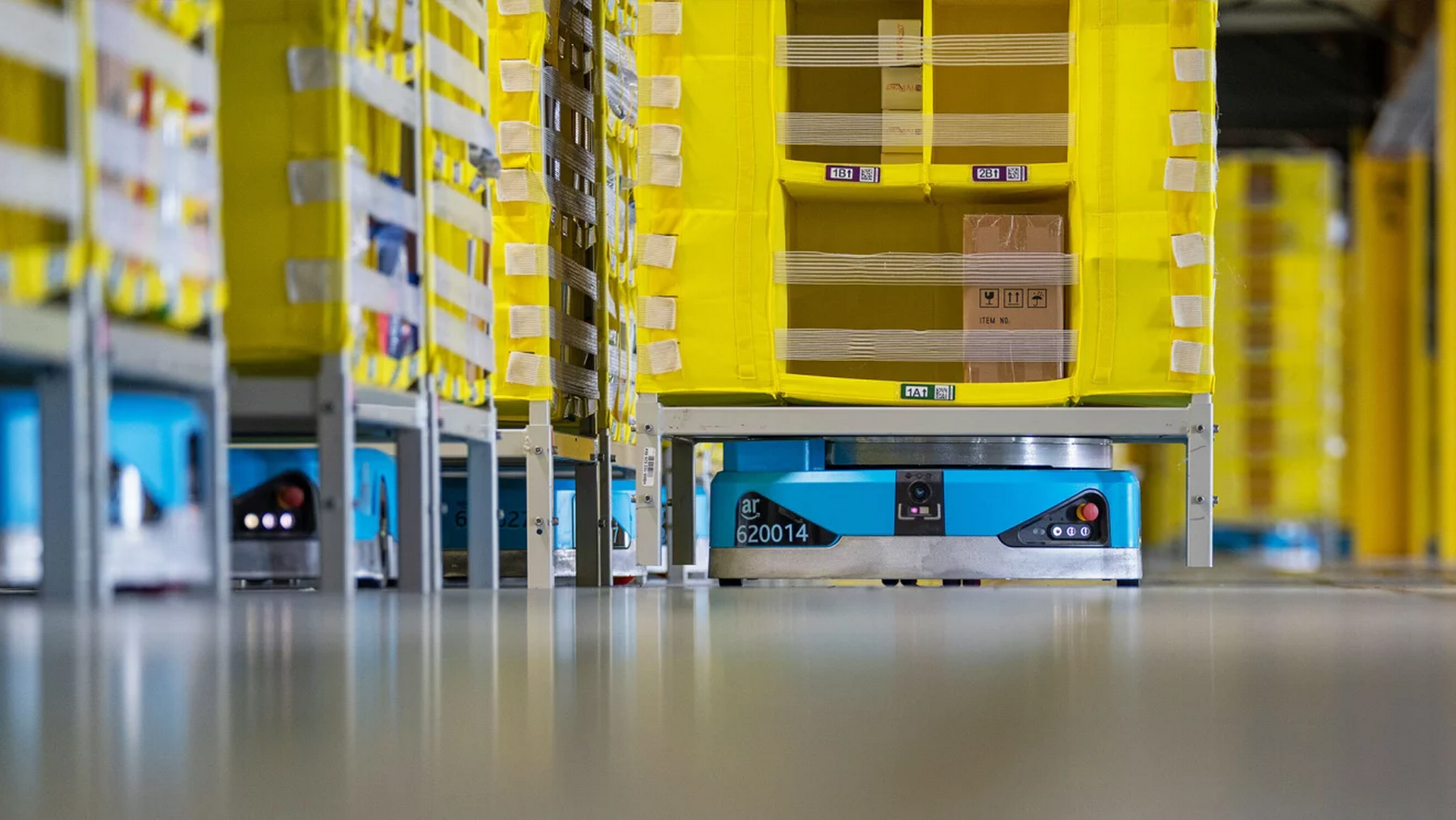 Amazon presents the first fully autonomous warehouse robot